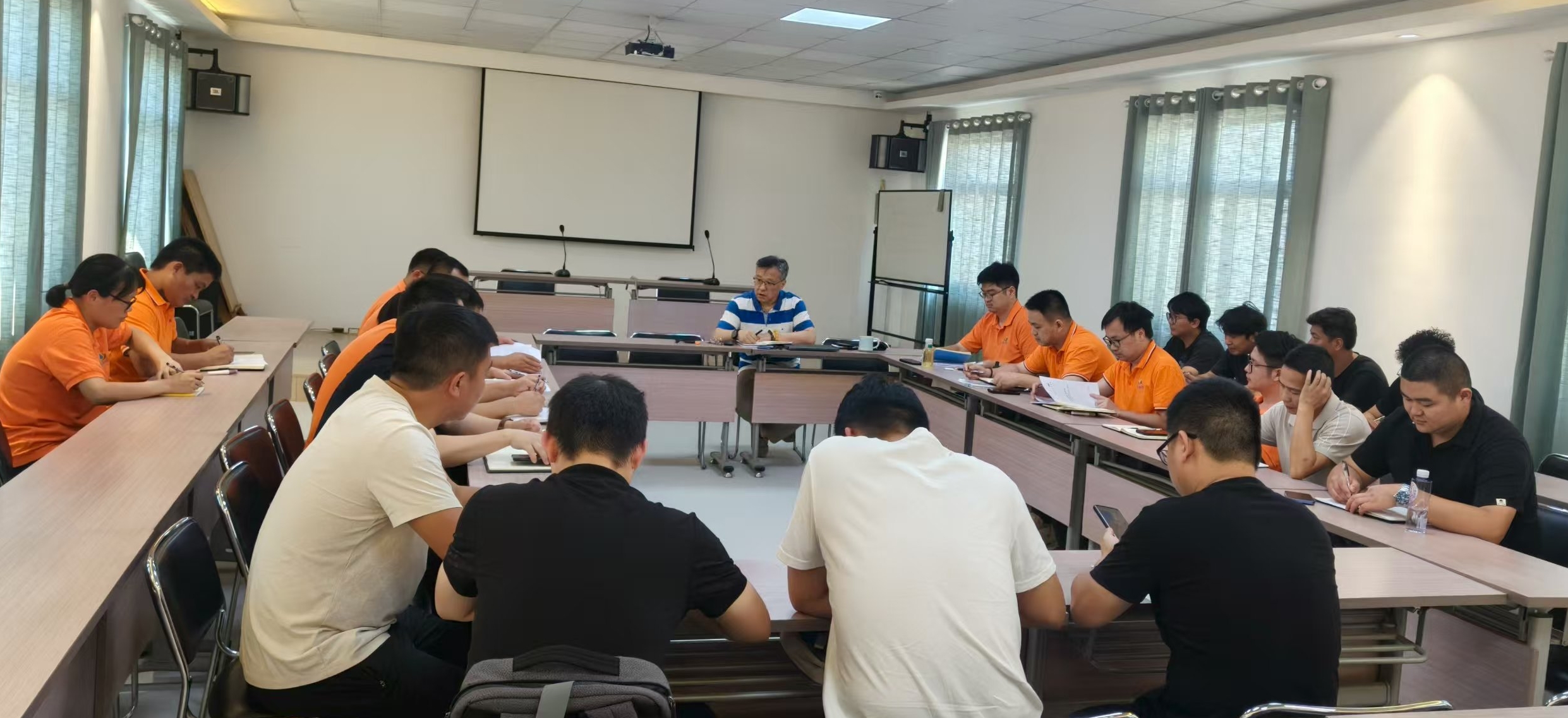 公司組織人防設(shè)備新標準宣貫會暨業(yè)務(wù)學(xué)習會