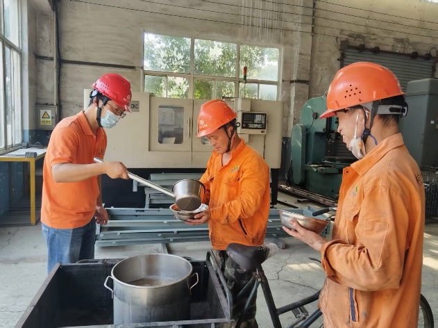 夏日送清涼 關(guān)愛暖人心